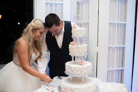Leah Langley Photography – Florida Wedding Photographer – south Florida wedding photographer – Jacaranda country club wedding -cake cutting